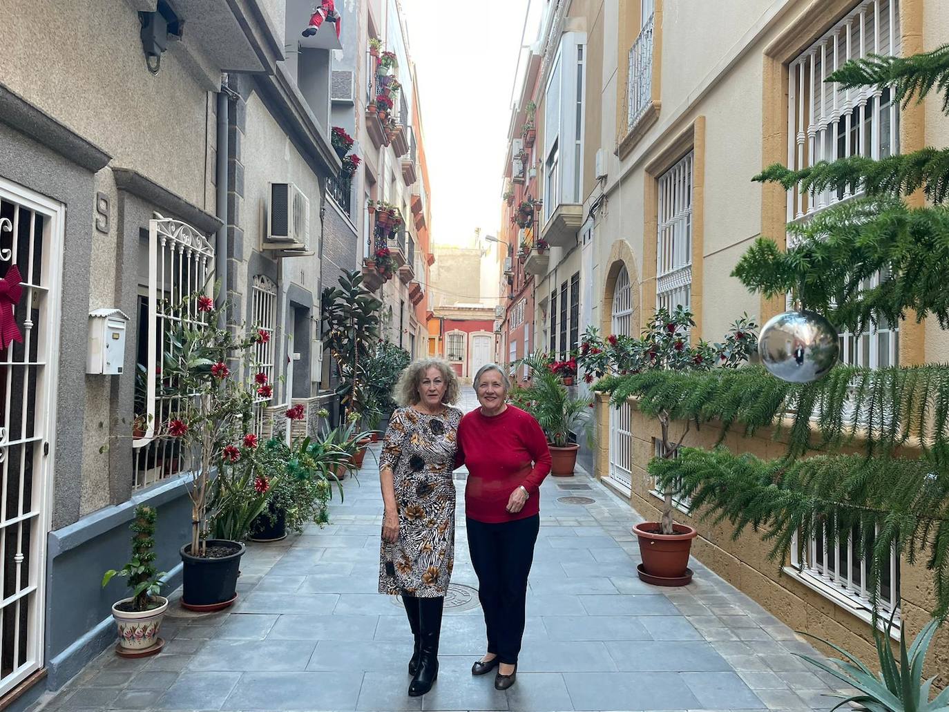 Mari Ayala, con su vecina Carmen Moya durante más de cuarenta años; más que vecinas, familia.