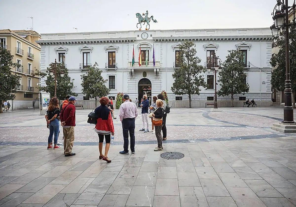 El equipo de Gobierno del Ayuntamiento de Granada dice que «no subirá ni un céntimo el IBI a los granadinos»