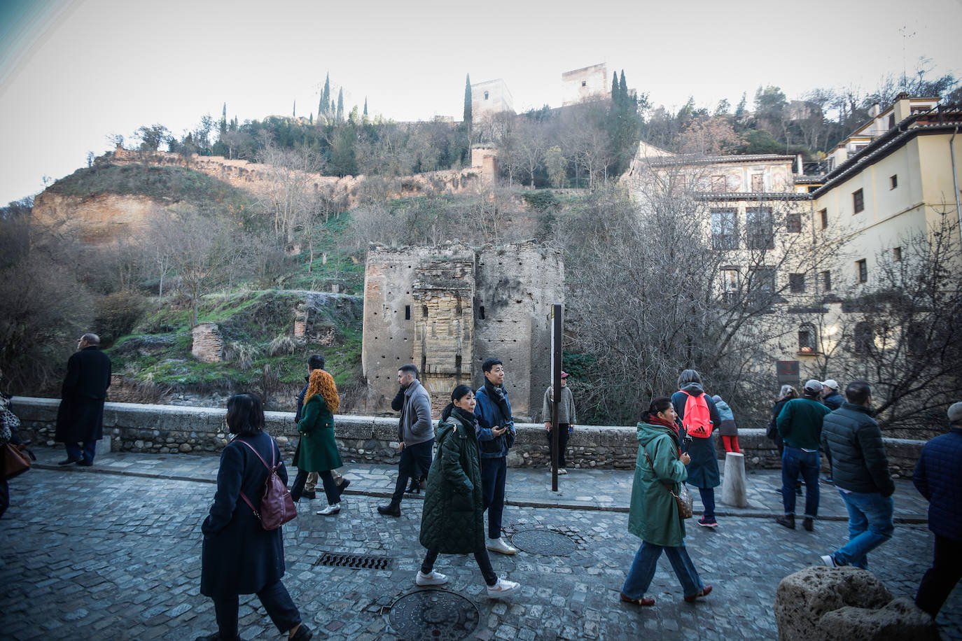 Turistas en la carrera del Darro, con poco tránsito en la mañana de este 25 de diciembre.