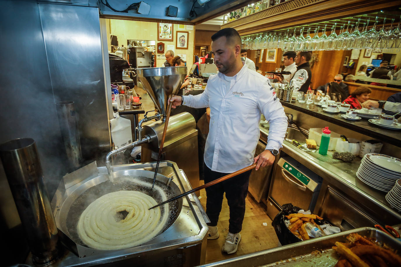 Imagen secundaria 2 - La cafetería Alhambra ofreció ayer más de 1500 servicios. 