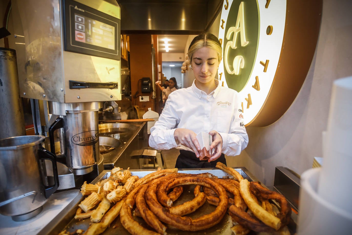 Imagen principal - La cafetería Alhambra ofreció ayer más de 1500 servicios. 