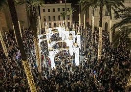 Ciudadanos abarrotan la plaza de la Catedral, este año, durante el encendido de la iluminación extraordinaria de Navidad.