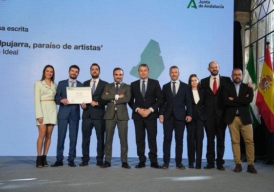 Representantes de la redacción de IDEAL recogen el Premio Andalucía de Periodismo