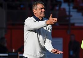 Gaizka Garitano muestra su desesperación en un partido de la UD Almería en esta campaña.