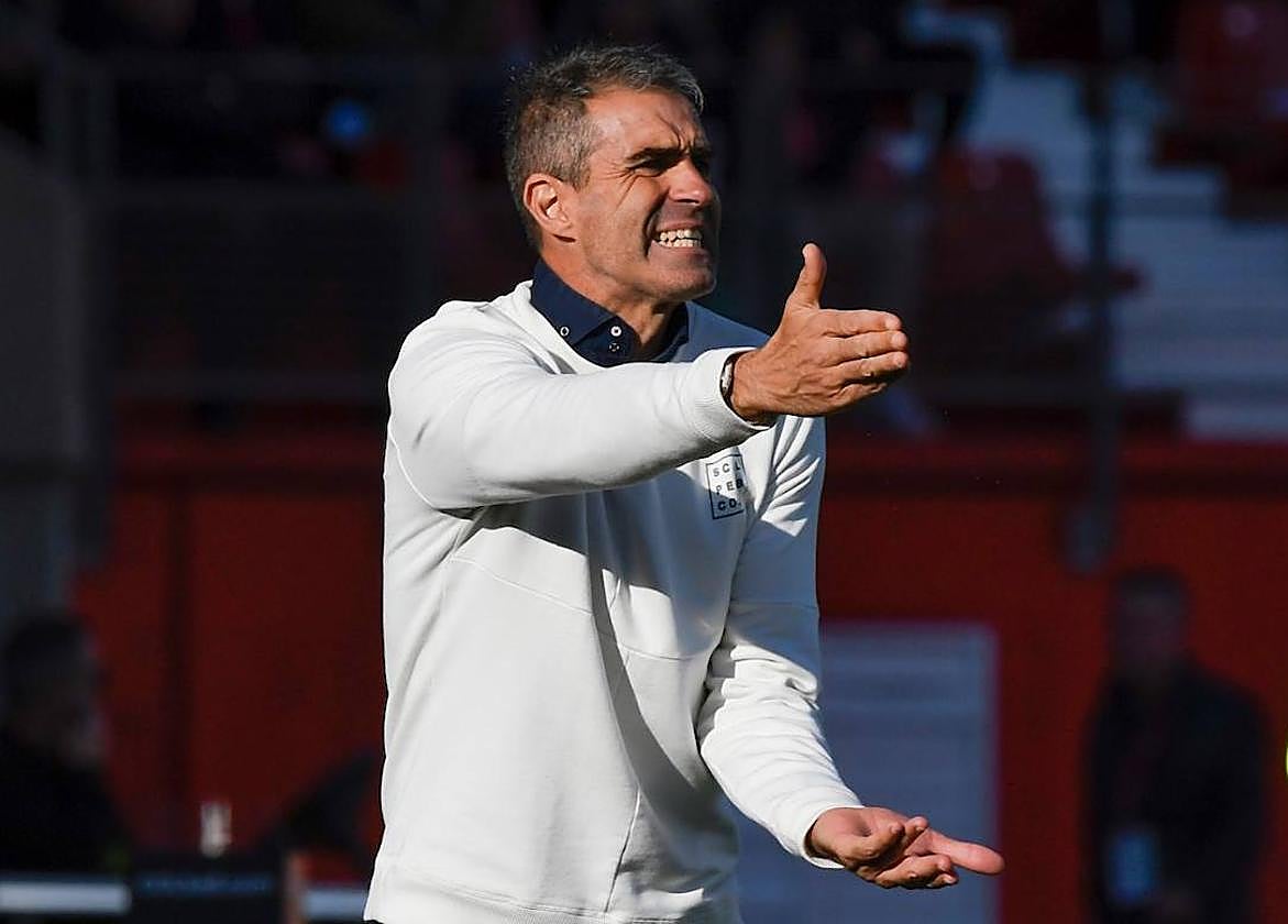 Gaizka Garitano muestra su desesperación en un partido de la UD Almería en esta campaña.