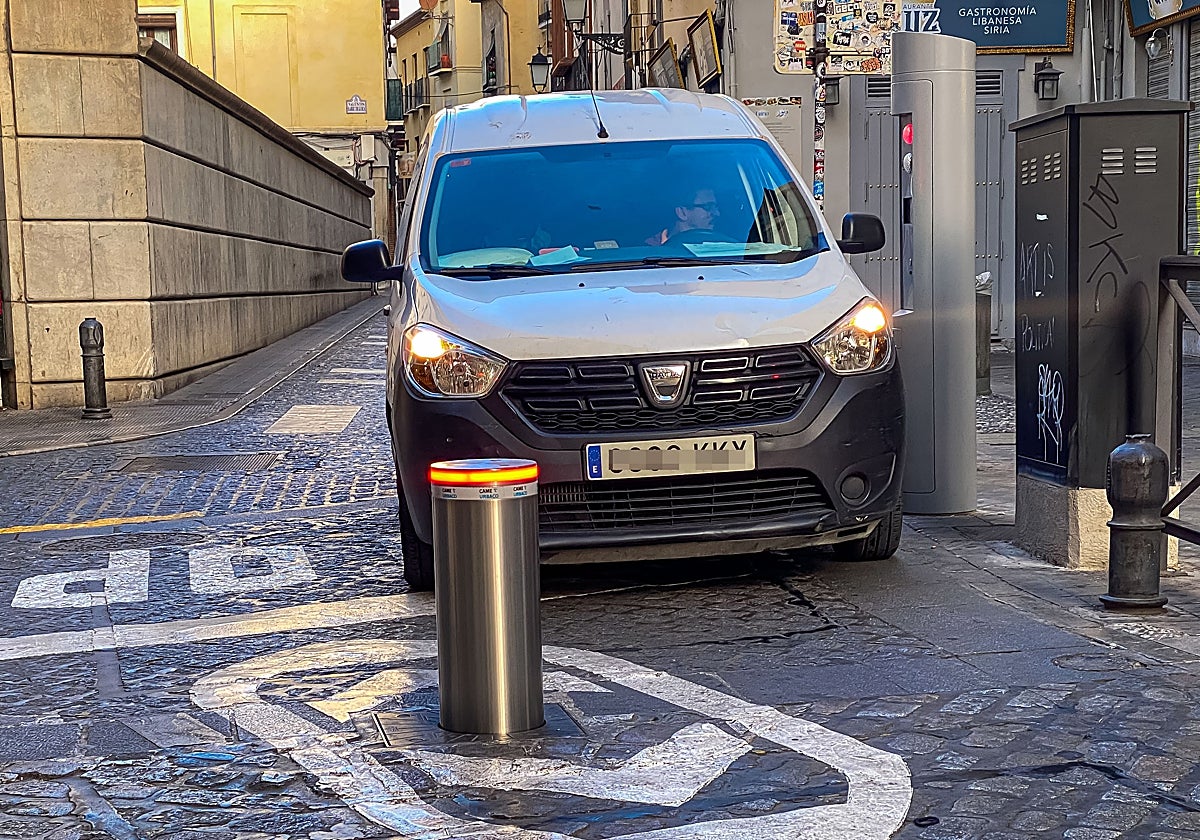 Una furgoneta pasa por el control de la calle Elvira.
