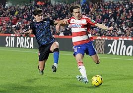 Álvaro Fernández Carreras pone un centro durante el partido contra el Sevilla.