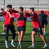 Los futbolistas del Granada estiran durante un entrenamiento en la Ciudad Deportiva.
