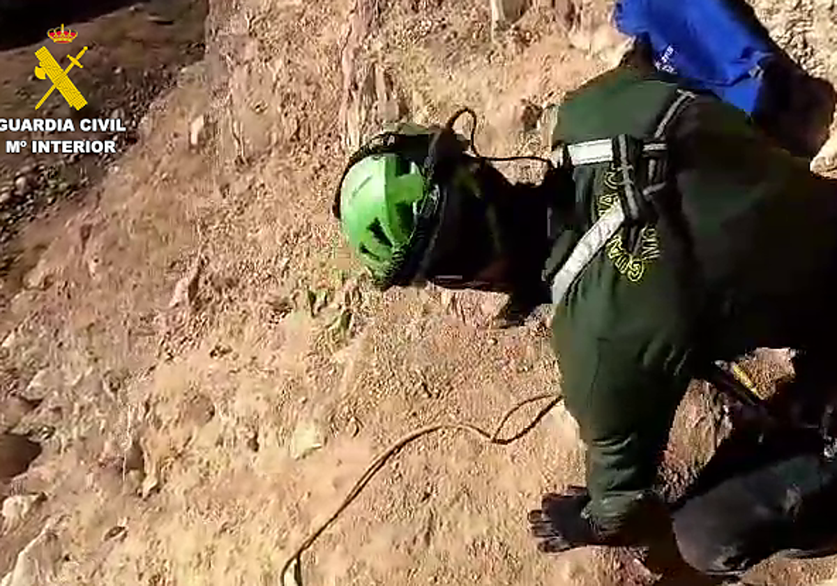 Rescatado un espeleólogo que no podía salir de una cueva en Atarfe.