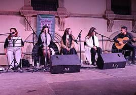 La zambombá finalizó con la entrega de un recuerdo, por parte de la corporación rociera, a los participantes y colaboradores.