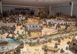 Vista general del Belén instalado por la hermandad universitaria en el Museo de la Guitarra.