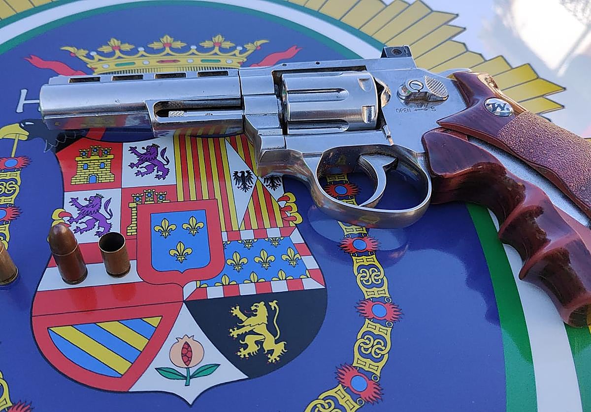 El revólver simulado que fue intervenido al sospechoso.