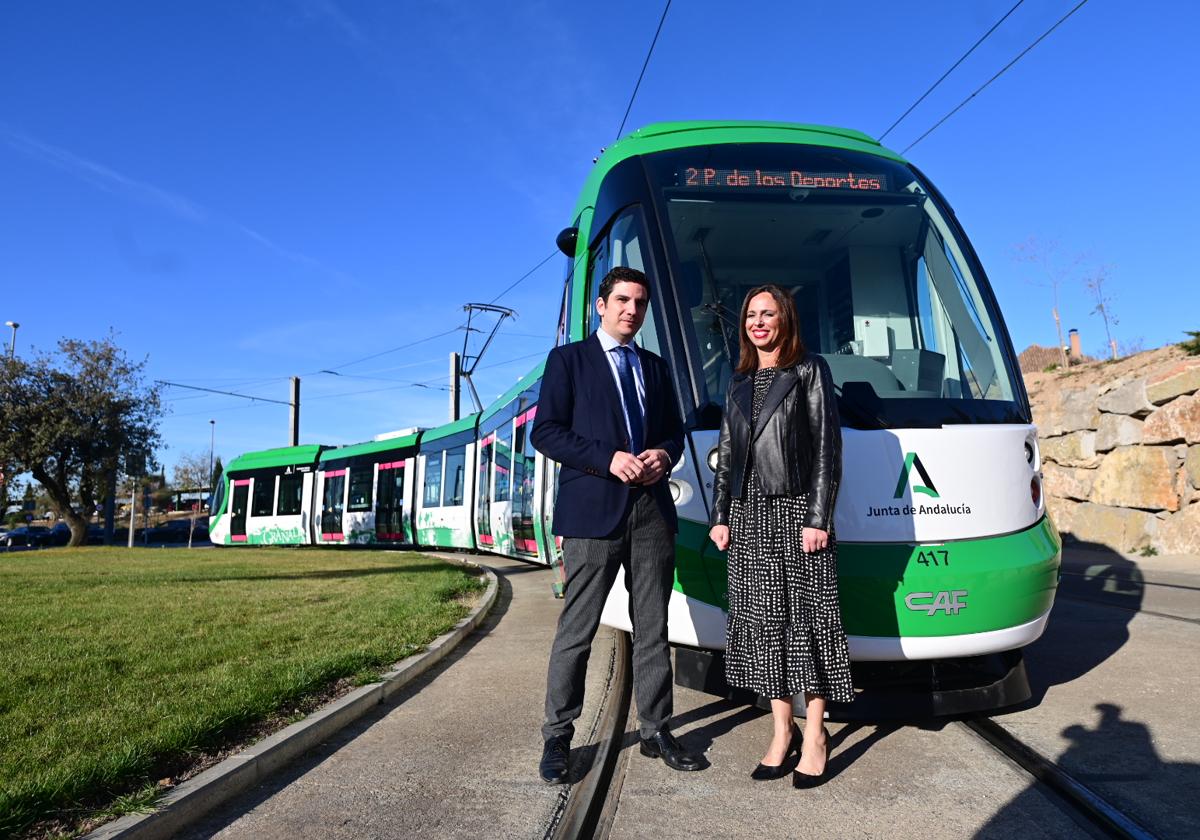 La consejera de Fomento, Rocío Díaz, y el director de la Agencia de Obra Pública, José María Rivera, durante la visita a los nuevos trenes adquiridos para ampliar la flota.