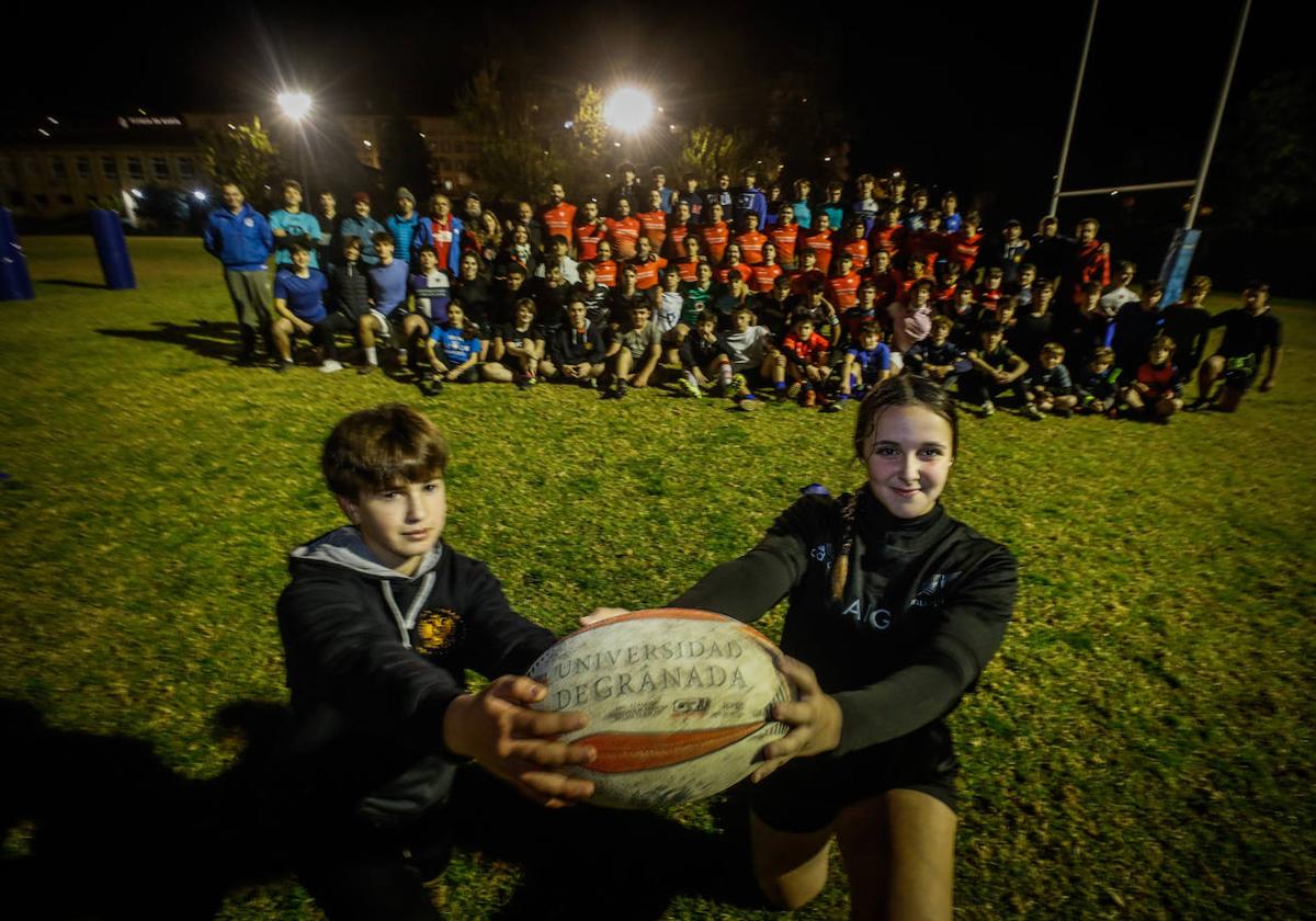 Dos jugadores jóvenes del equipo, posan para IDEAL con el resto de integrantes detrás.