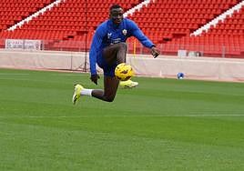 Dion Lopy hace un gesto acrobático para controlar el balón en la sesión de ayer en el campo principal del Power Horse Stadium.