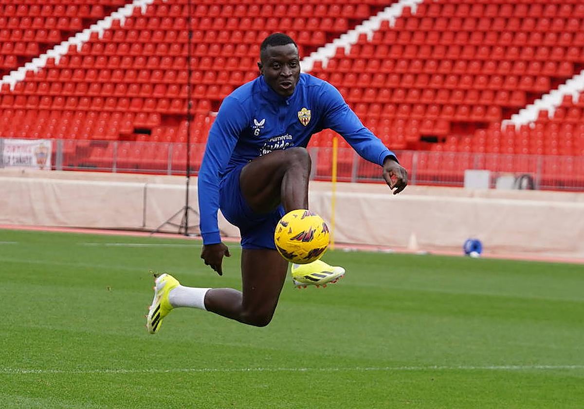 Dion Lopy hace un gesto acrobático para controlar el balón en la sesión de ayer en el campo principal del Power Horse Stadium.