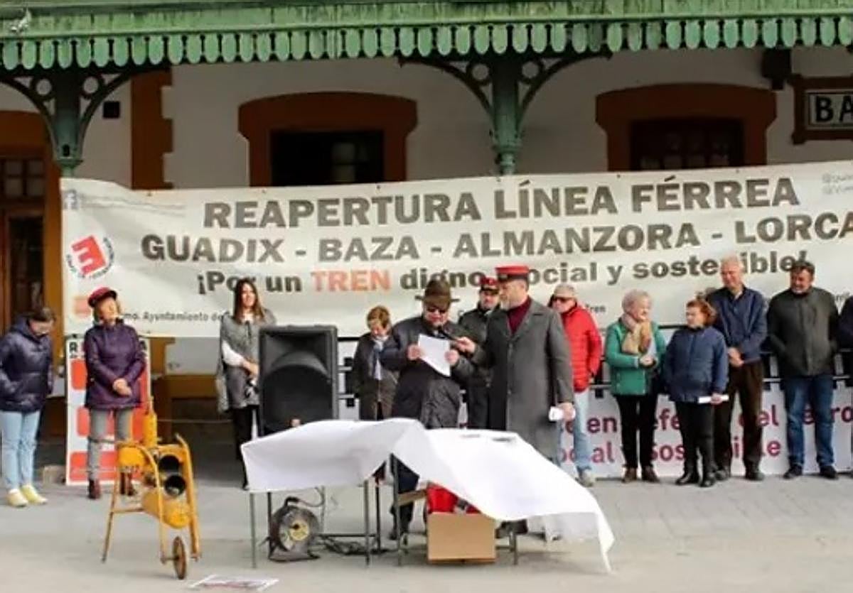 Colectivos ferroviarios anuncian medidas legales por el estudio informativo del tren Guadix Baza Almanzora Lorca.
