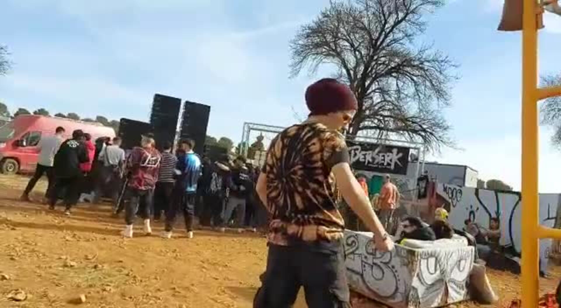 La fiesta rave de La Peza con miles de personas, desde dentro