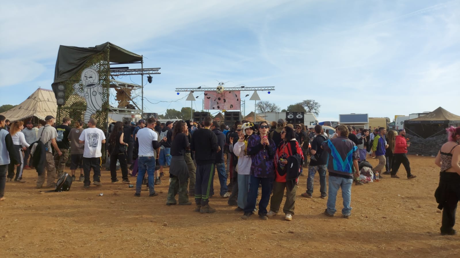 Miles de personas se concentran, sin autorización, desde el viernes en una fiesta rave en La Peza