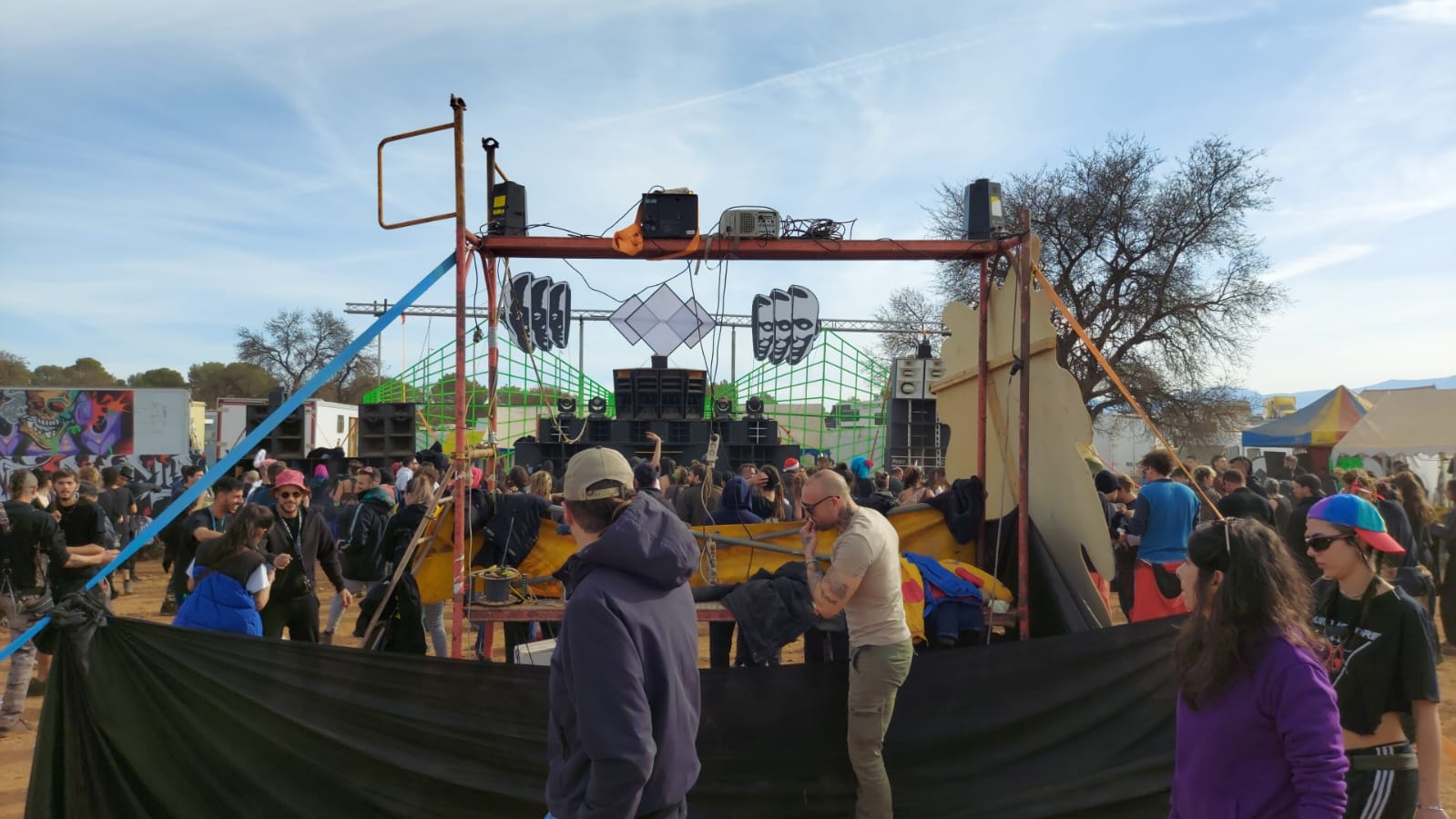 Miles de personas se concentran, sin autorización, desde el viernes en una fiesta rave en La Peza