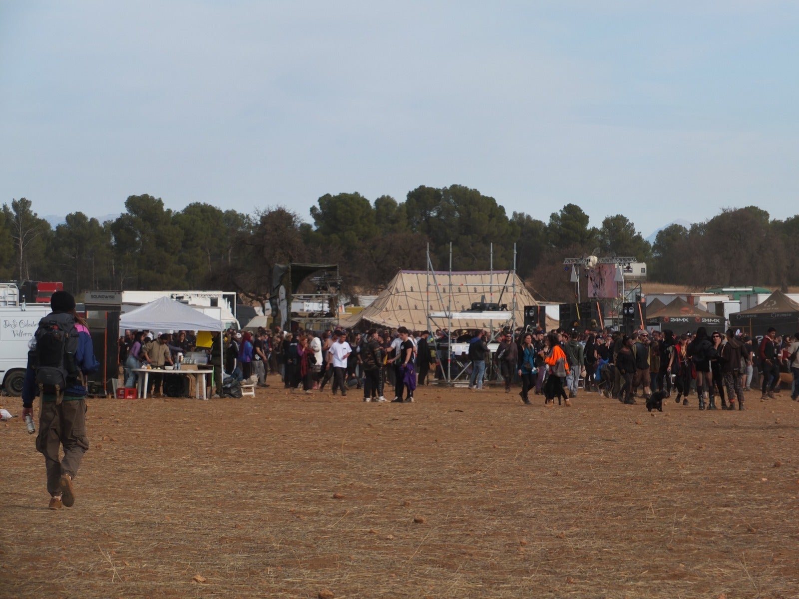 Miles de personas se concentran, sin autorización, desde el viernes en una fiesta rave en La Peza