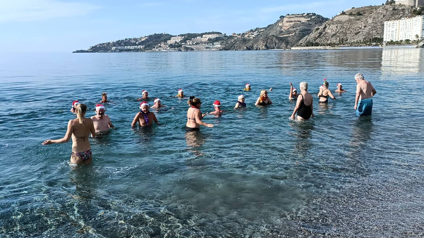 Los visitantes nórdicos festejan el 2023 en las aguas de Almuñécar.