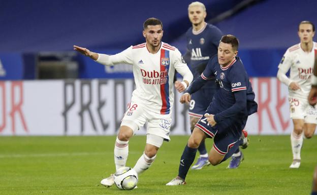 Imagen principal - Arriba, Houssem Aouar conduce el balón ante Ander Herrera. Abajo a la izquierda, César de la Hoz. A la derecha, Luis Suárez. 