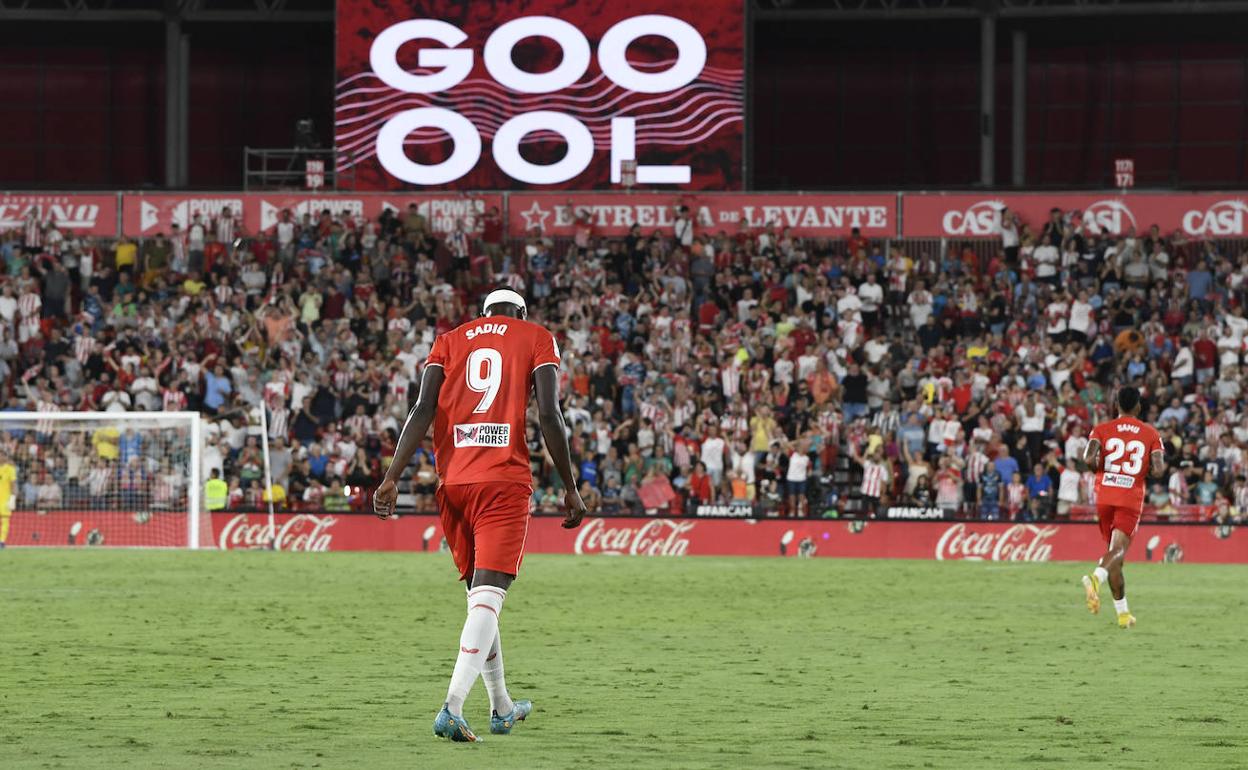 El marcador del Power Horse Stadium refleja el segundo gol de Sadiq frente al Sevilla. 