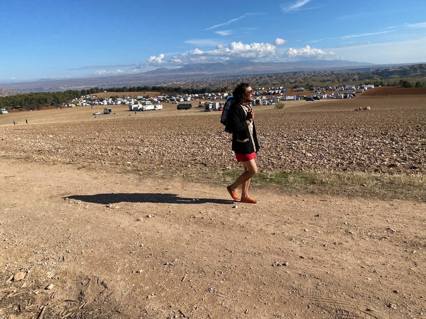 Miles de personas han pasado por La Peza para vivir una fiesta de música electrónica que no ha parado desde el pasado viernes
