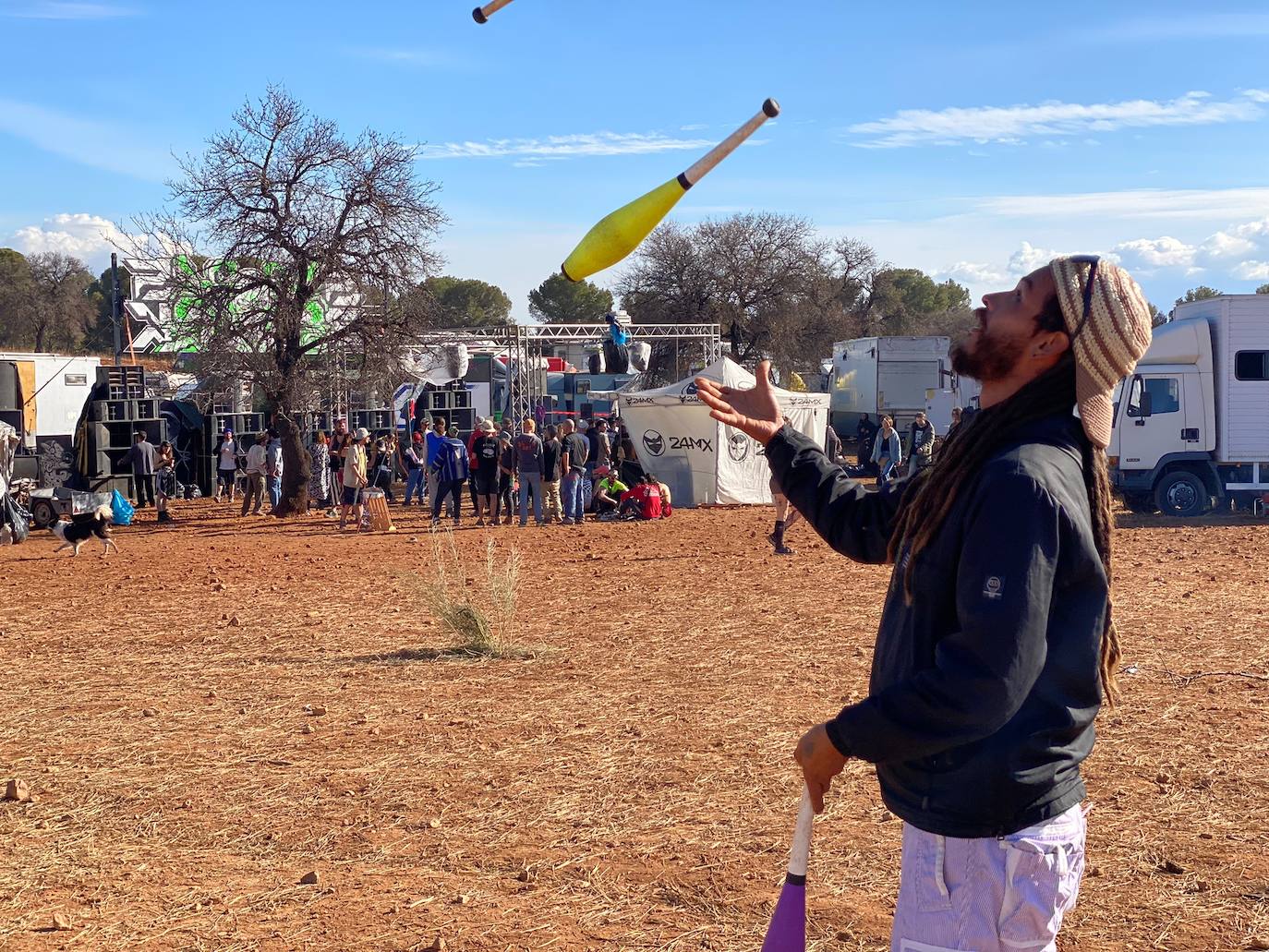 Miles de personas han pasado por La Peza para vivir una fiesta de música electrónica que no ha parado desde el pasado viernes