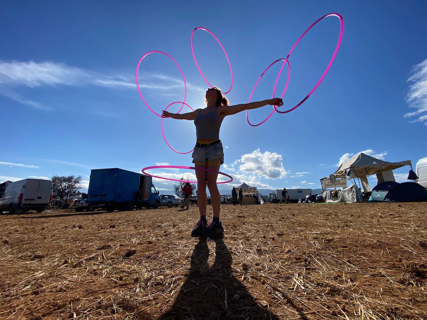 Miles de personas han pasado por La Peza para vivir una fiesta de música electrónica que no ha parado desde el pasado viernes