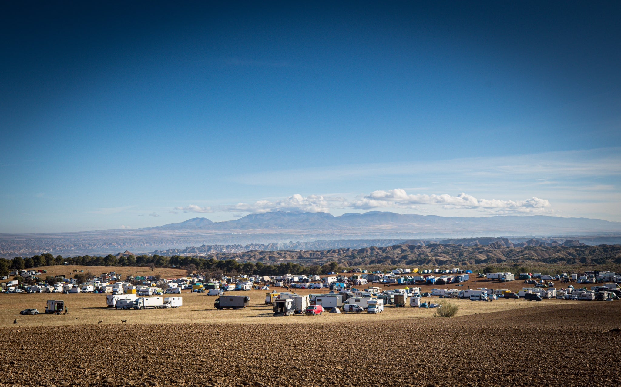 Miles de personas han pasado por La Peza para vivir una fiesta de música electrónica que no ha parado desde el pasado viernes