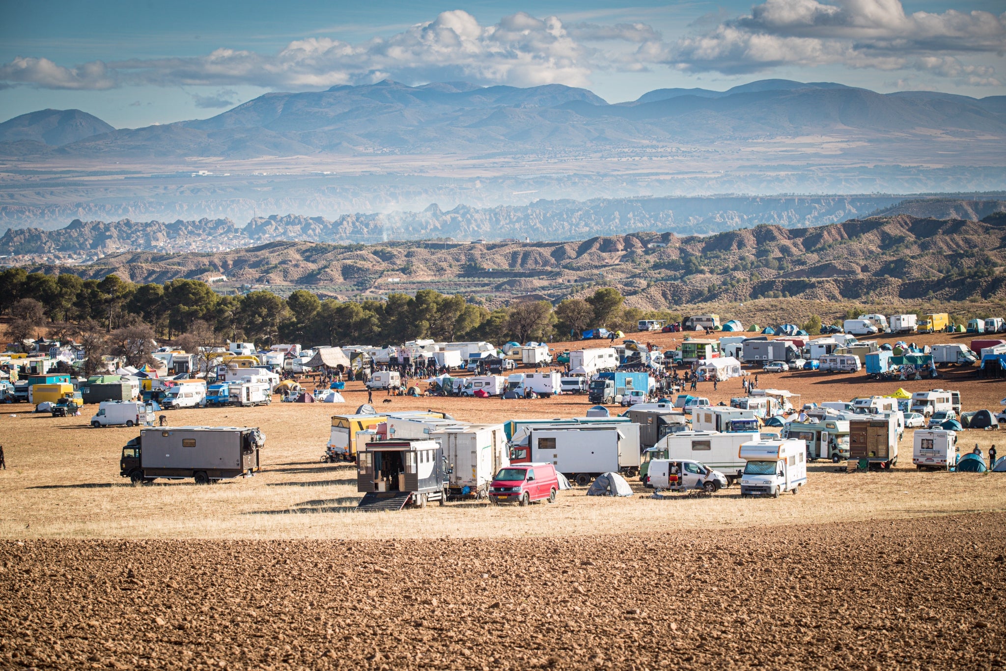 Miles de personas han pasado por La Peza para vivir una fiesta de música electrónica que no ha parado desde el pasado viernes