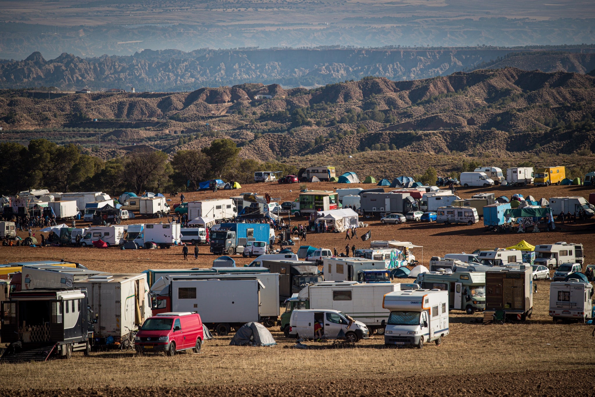 Miles de personas han pasado por La Peza para vivir una fiesta de música electrónica que no ha parado desde el pasado viernes