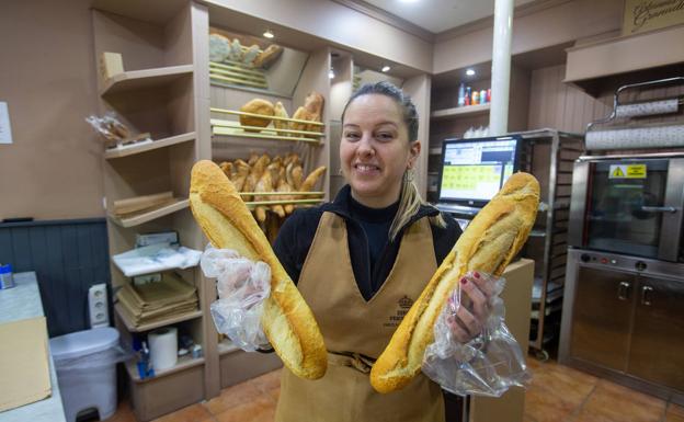 Carmen muestra dos parras de blanco, alimento básico con el IVA al 0%.