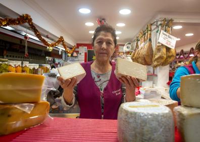 Imagen secundaria 1 - María ÁNgeles vende huevos y aceite, rebajados tras las medidas. Maribel muestra sus quesos, que también bajan de precio porque la leche es alimento básico. Las frutas y verduras también han bajado de precio.