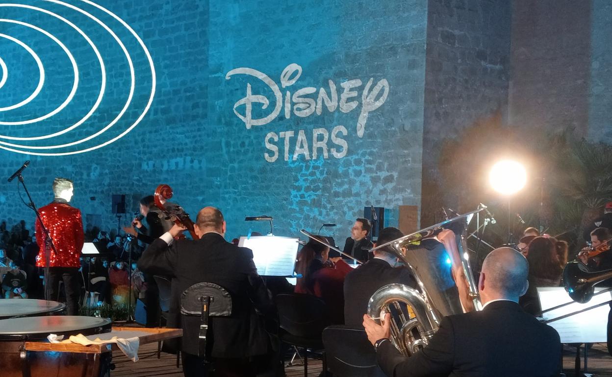 El concierto de la OCAL se desarrollo a los pies del Muro de la Vela de la Alcazaba. 