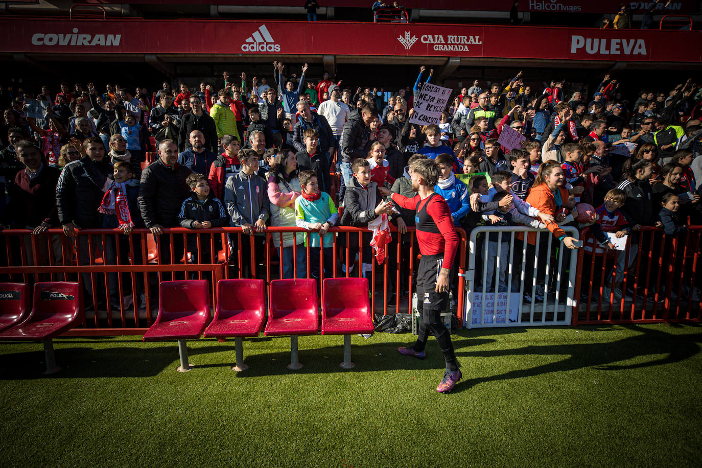 El equipo rojiblanco entrena a puerta abierta en el estadio ante más de un millar de aficionados, entre ellos muchos niños