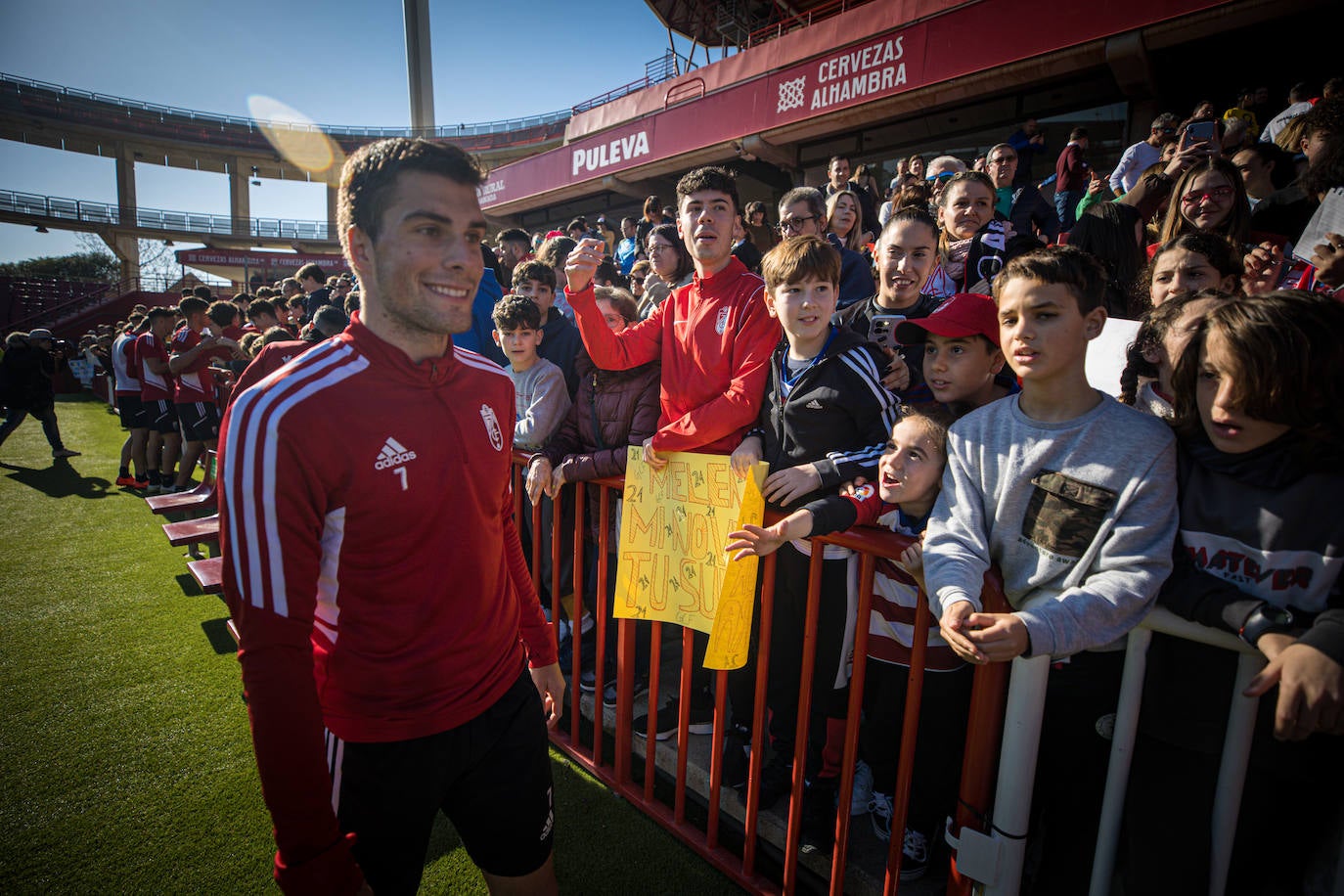 El equipo rojiblanco entrena a puerta abierta en el estadio ante más de un millar de aficionados, entre ellos muchos niños
