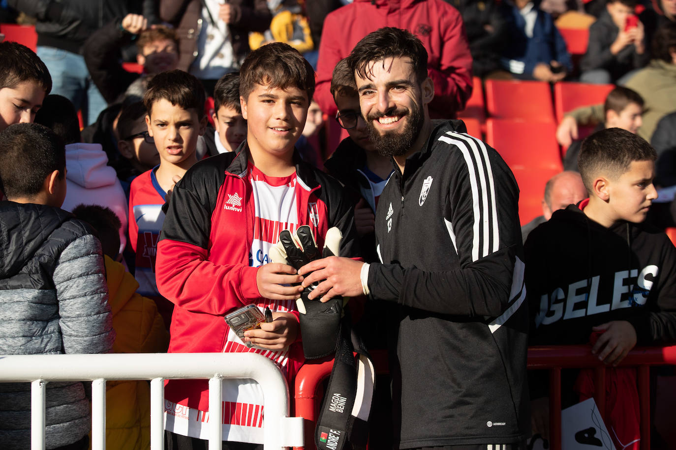 El equipo rojiblanco entrena a puerta abierta en el estadio ante más de un millar de aficionados, entre ellos muchos niños