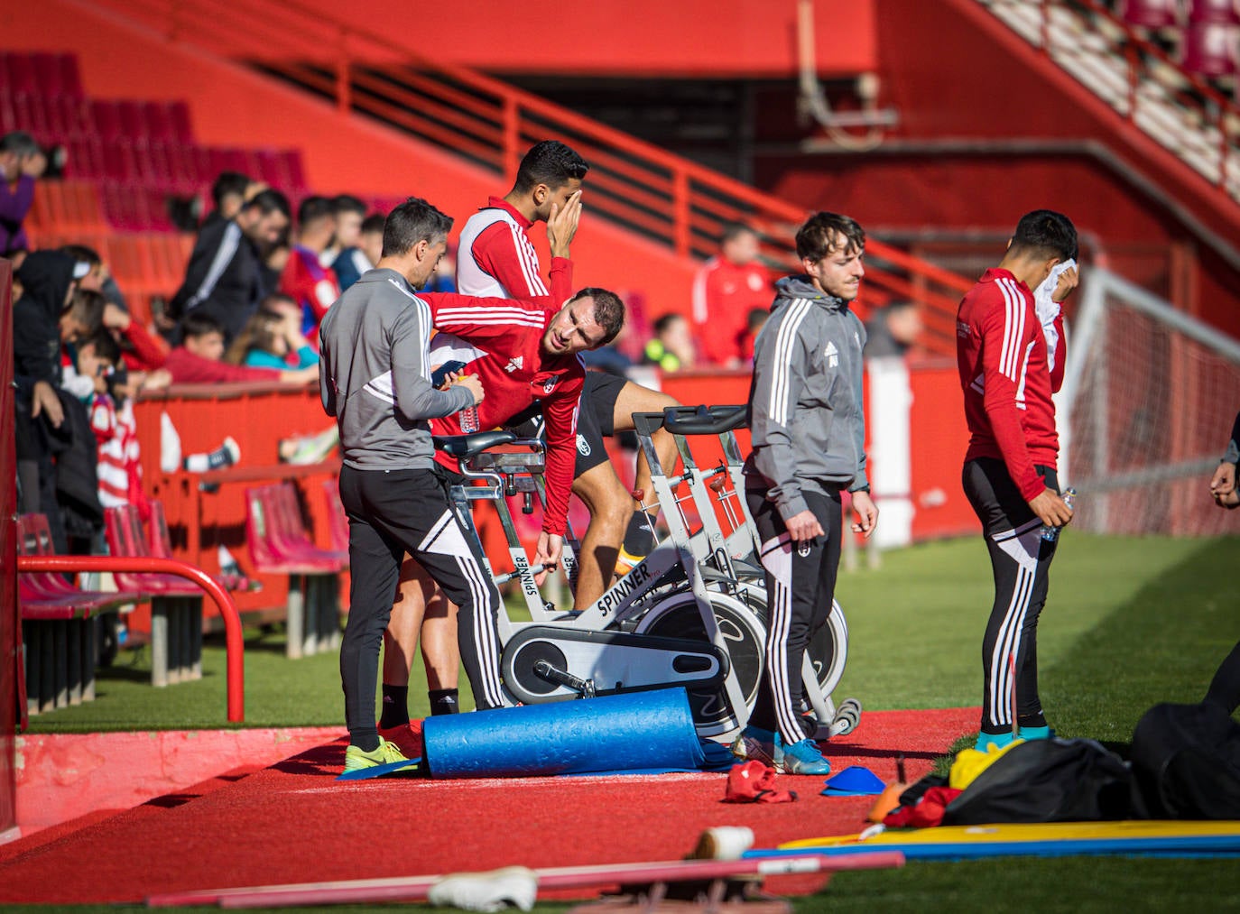 El equipo rojiblanco entrena a puerta abierta en el estadio ante más de un millar de aficionados, entre ellos muchos niños