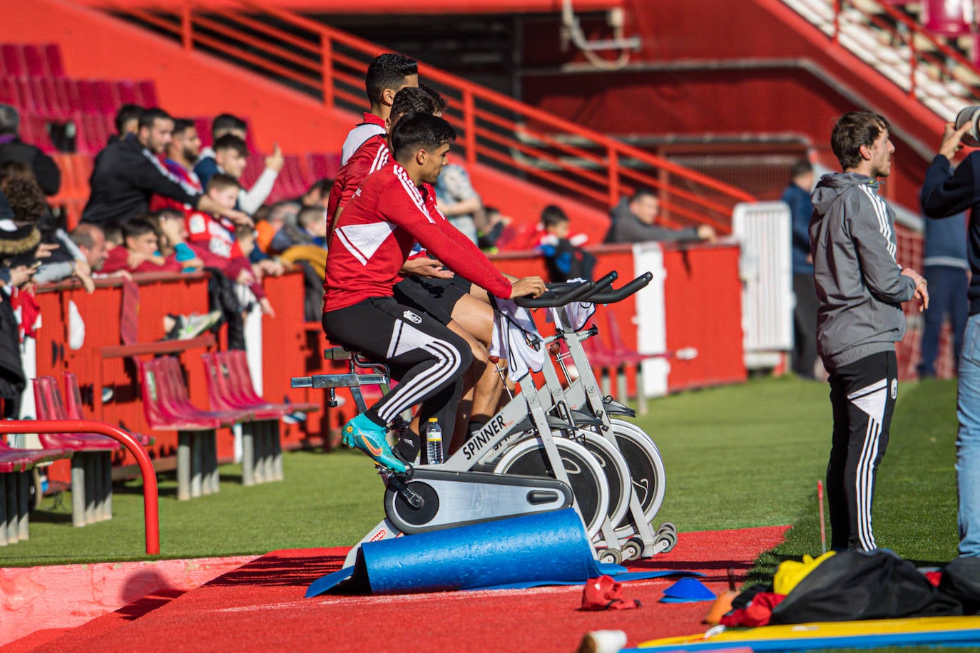 El equipo rojiblanco entrena a puerta abierta en el estadio ante más de un millar de aficionados, entre ellos muchos niños