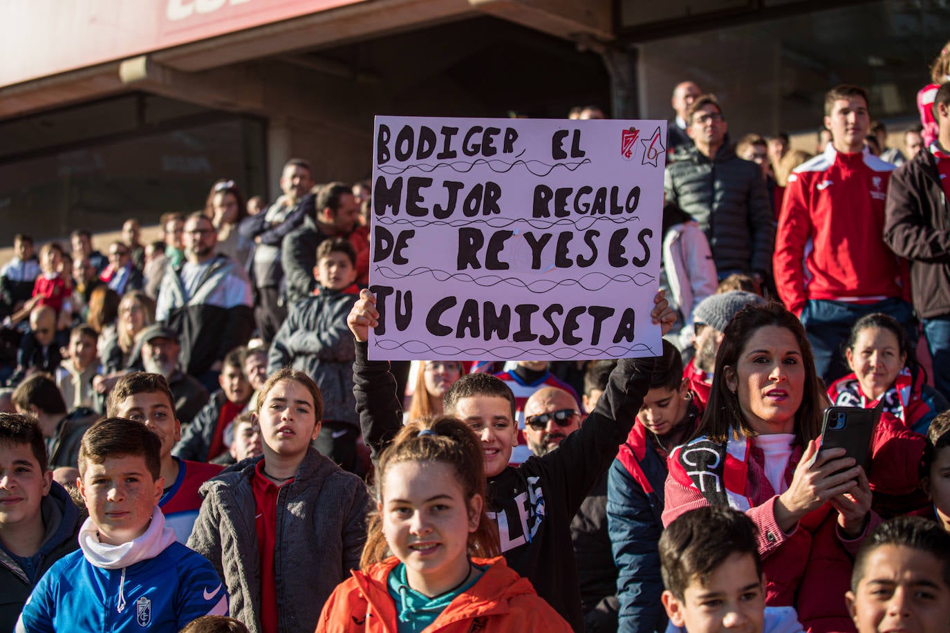 El equipo rojiblanco entrena a puerta abierta en el estadio ante más de un millar de aficionados, entre ellos muchos niños