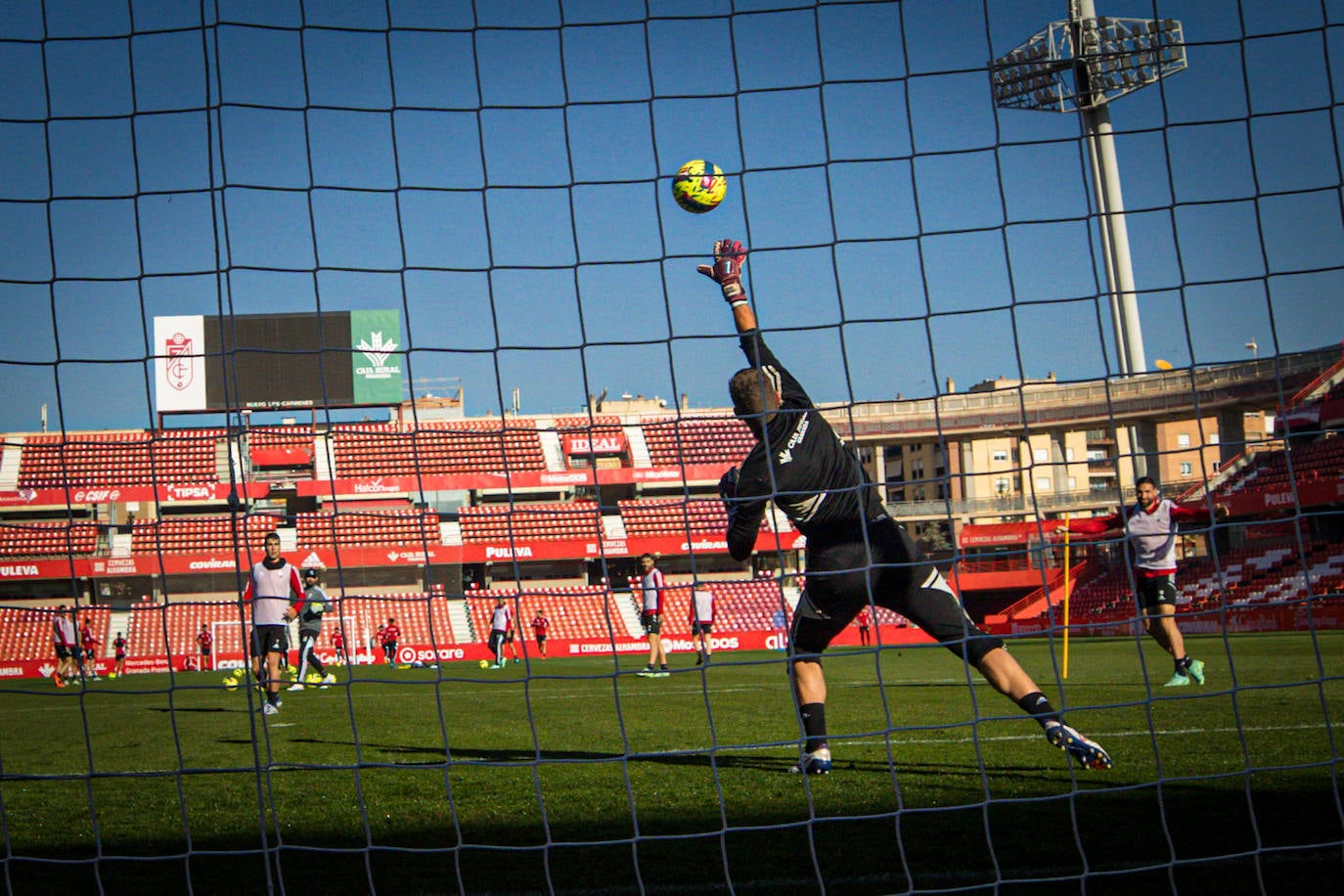 El equipo rojiblanco entrena a puerta abierta en el estadio ante más de un millar de aficionados, entre ellos muchos niños
