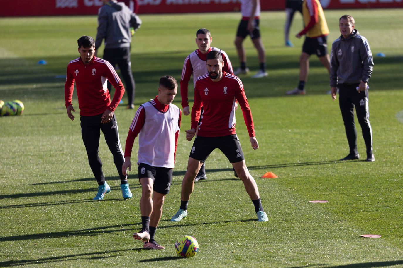 El equipo rojiblanco entrena a puerta abierta en el estadio ante más de un millar de aficionados, entre ellos muchos niños