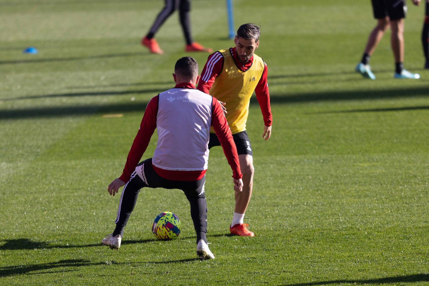 El equipo rojiblanco entrena a puerta abierta en el estadio ante más de un millar de aficionados, entre ellos muchos niños