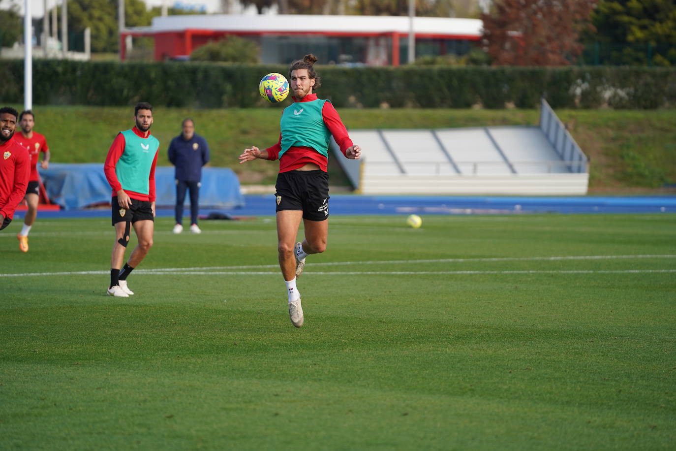 Babic controla el balón con el pecho en la sesión de ayer. 