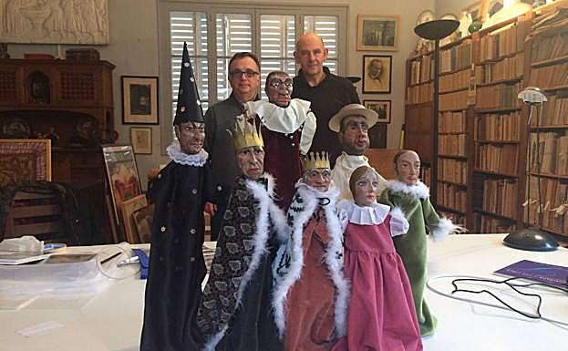 Alejandro Víctor García y Enrique Lanz, ante los títeres originales de la función de Reyes. 