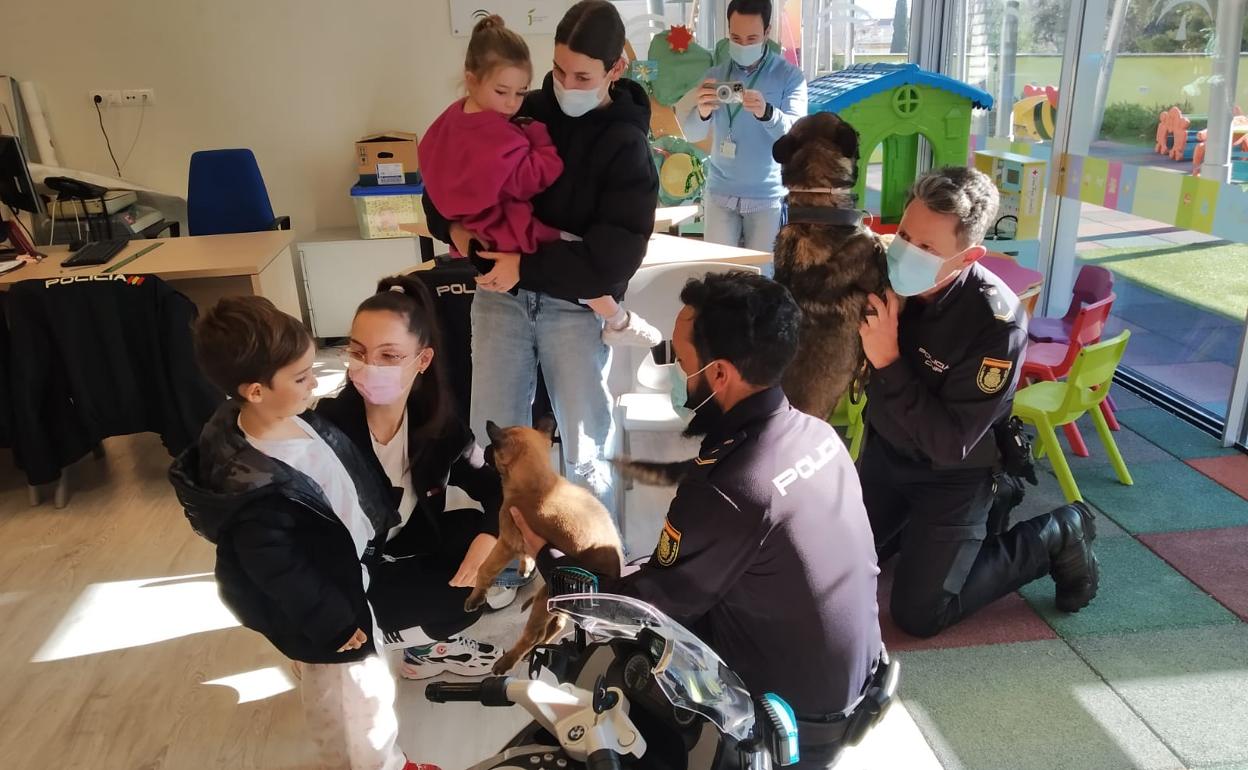 VIsita de agentes de la Policía Nacional con los perros policía para entregar juguetes en el hospital. 