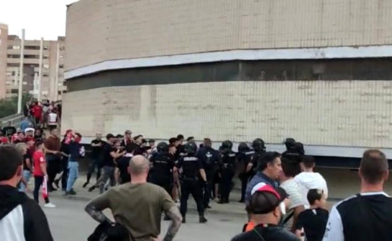Incidentes entre aficionados ultra de ambos equipos en los exteriores del estadio de Cartagonova. 
